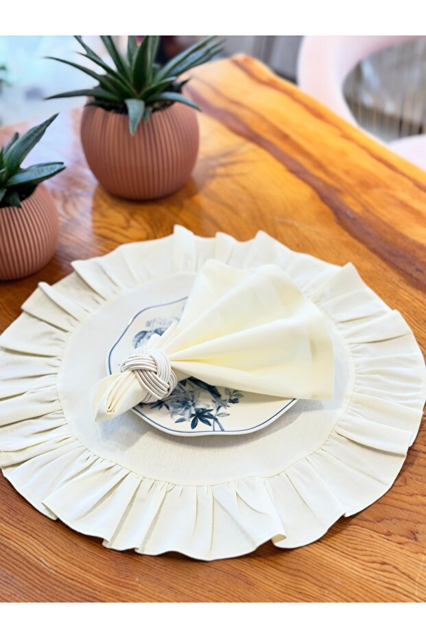 2-Piece Ruffled Linen Placemat