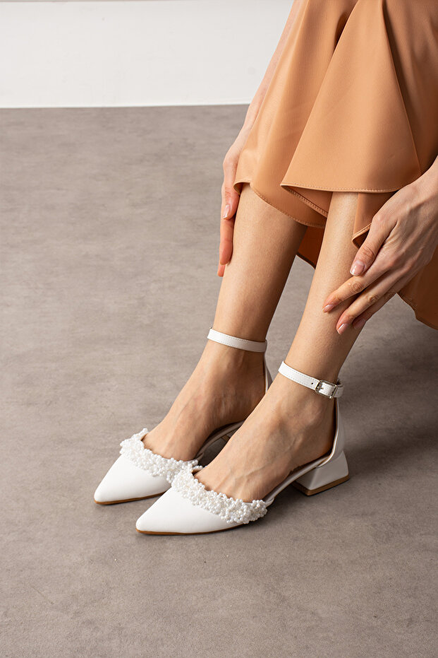 White Skin Pearl Low Heeled Shoes