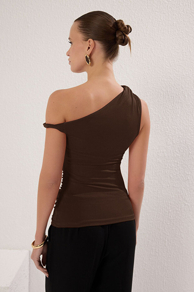 Kahverengi Asimetrik Yaka Büzgü/Drape Detaylı Fitted/Vücuda Oturan Örme Bluz TWOSS25BZ00279 - 4