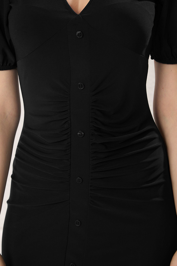 Siyah V Yaka Düğme Detaylı Büzgülü Skater/Belden Açılan Esnek Midi Örme Elbise TWOSS25EL00538 - 4