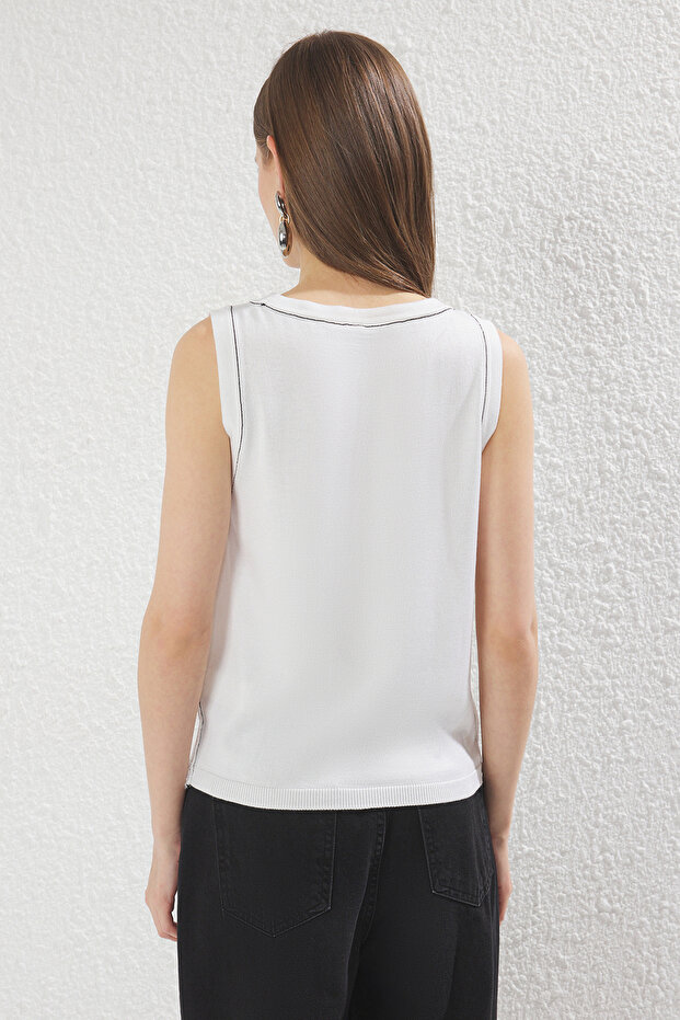 بلوزة بيضاء ذات ياقة حمام السباحة الأساسية TWOSS25BZ00345 - 4