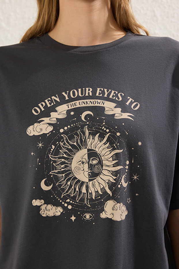 Antrasit %100 Pamuk Oversize/Geniş Kalıp Baskılı Örme T-Shirt TWOSS25TS00148 - 4