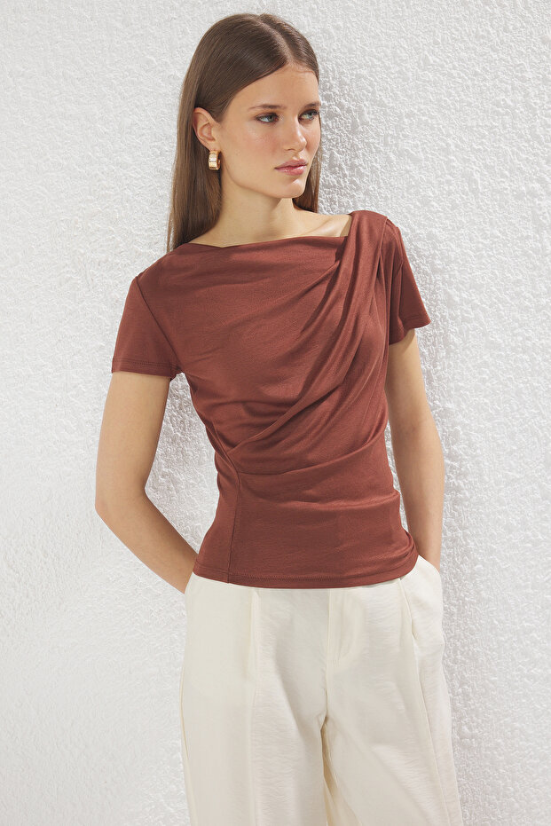 Kahverengi Büzgü/Drape Detaylı Fitted/Vücuda Oturan Örme Bluz TWOSS25BZ00278 - 2