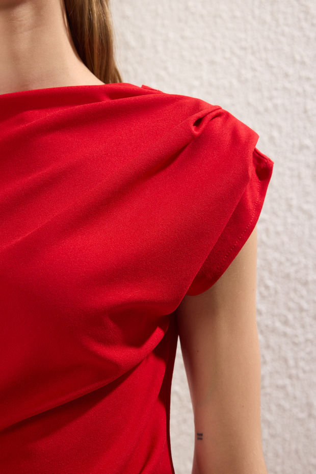 Kırmızı Büzgü/Drape Detaylı Dökümlü Asimetrik Yaka Örme Bluz TWOSS25BZ00024 - 3