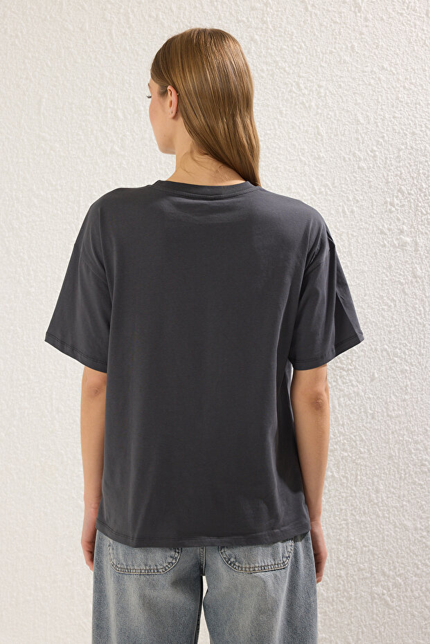 Antrasit %100 Pamuk Oversize/Geniş Kalıp Baskılı Örme T-Shirt TWOSS25TS00148 - 5