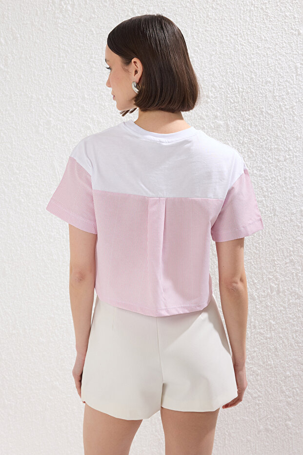 Pembe Kalın Pamuklu Relaxed/Rahat Kalıp Crop Dokuma Garnili Örme T-Shirt TWOSS25TS00054 - 4