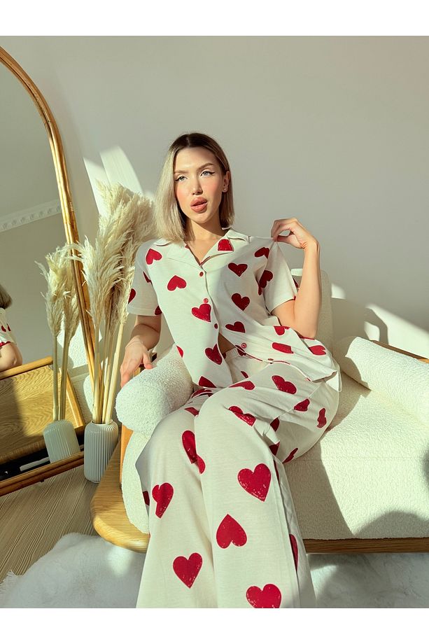 Ekru Üzeri Kırmızı Kalp Desenli Pamuklu Kısa Kol Gömlek Yaka Pijama Takımı - 7