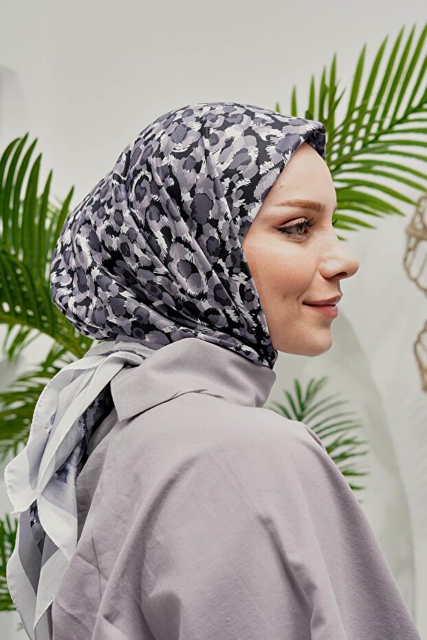 وشاح منقوش من القطن الناعم باللون الرمادي - 1