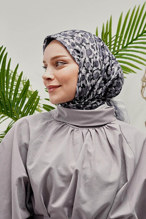 وشاح منقوش من القطن الناعم باللون الرمادي - 2