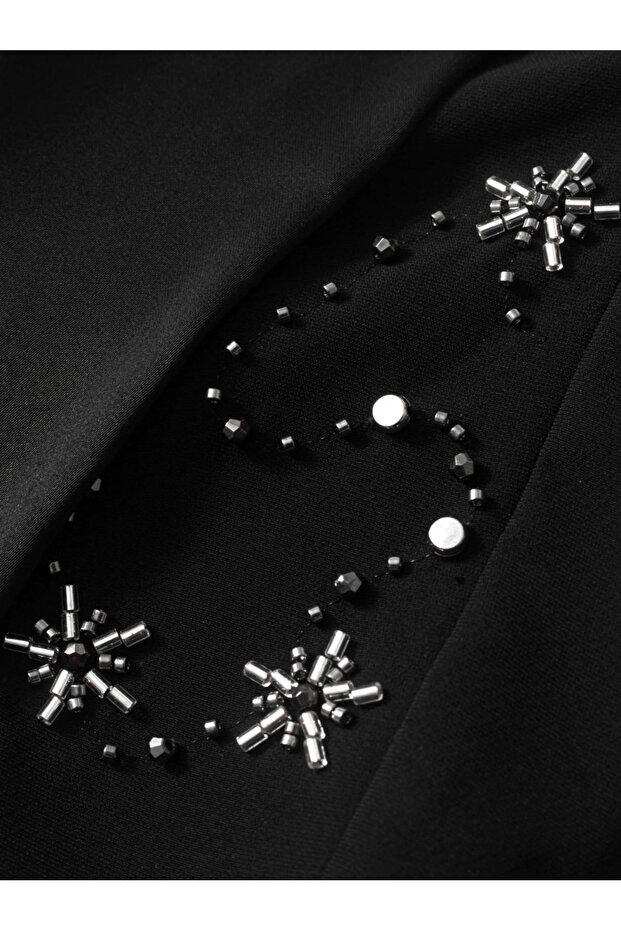 بلوزة مزينة بدون أكمام - 2