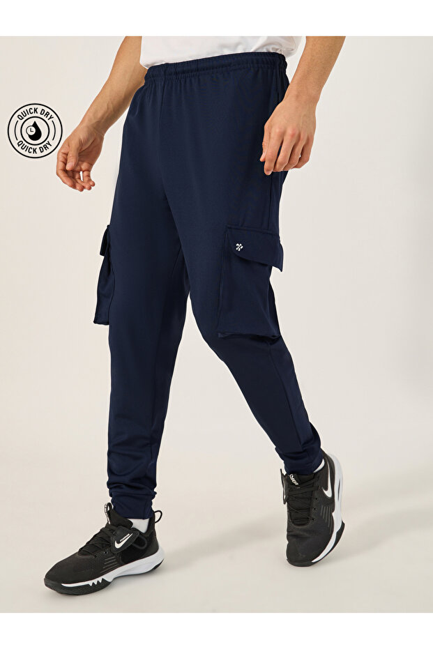 بنطال رياضي بقصّة Slim Fit مع تفاصيل جيب بسحّاب