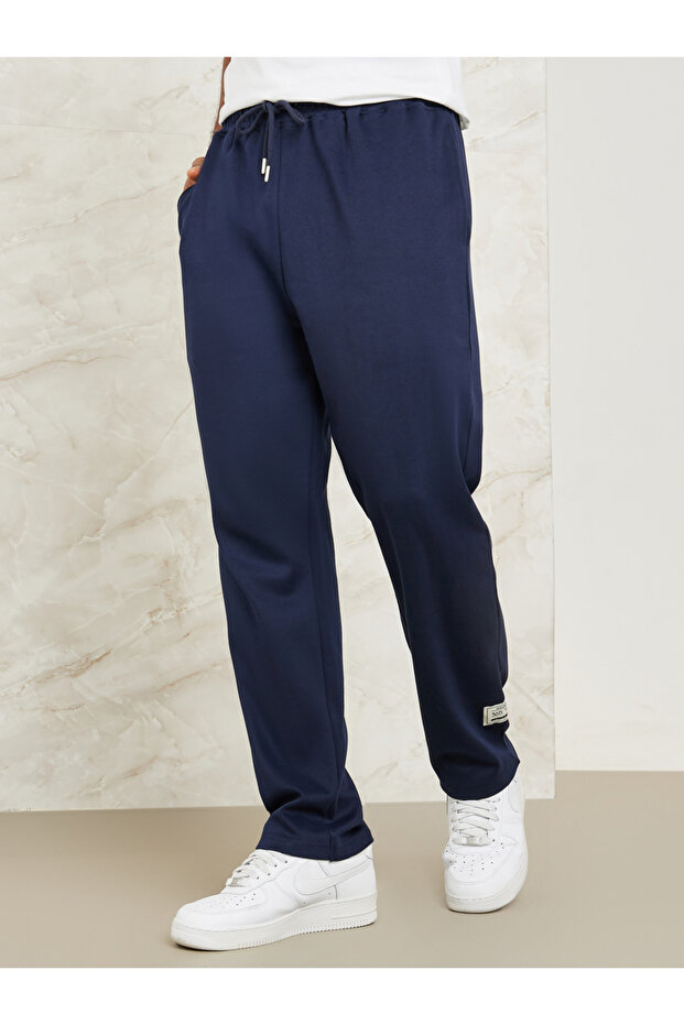 بنطال رياضي كبير الحجم متشابك بتفاصيل رقعة - 1