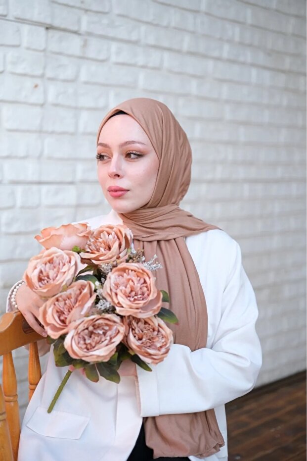 شال من القطن الممشط باللون البيج