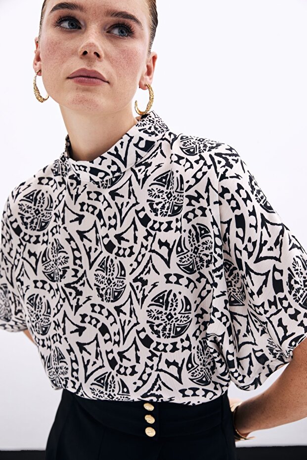 بلوزة منقوشة بأكمام قصيرة بلون إكرو - 5