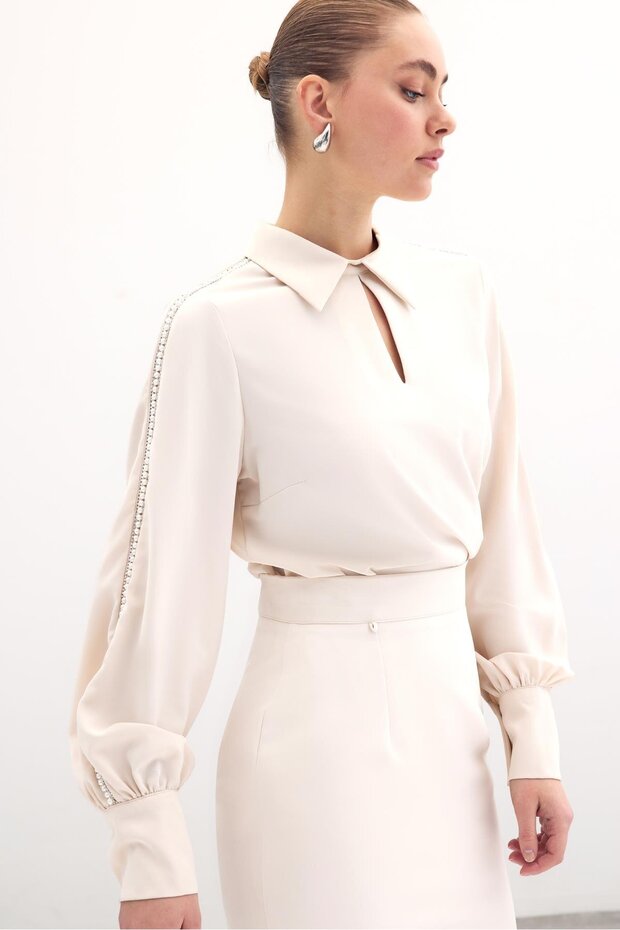 Bluse mit Perlenärmeln - Beige - 3