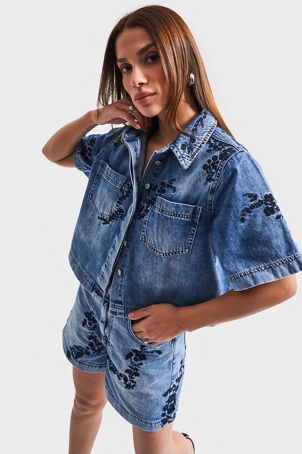 Kadın Kot Rengi 4S5-27 Çiçek Nakışlı Oversize Yarım Kol %100 Koton Tasarım Denim Gömlek - 4