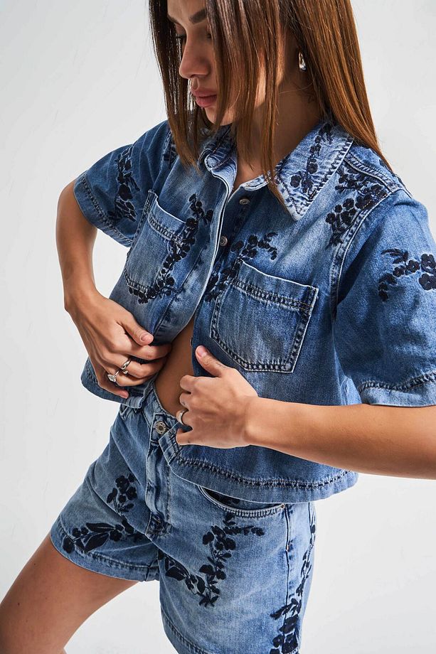 Kadın Kot Rengi 4S5-27 Çiçek Nakışlı Oversize Yarım Kol %100 Koton Tasarım Denim Gömlek - 3