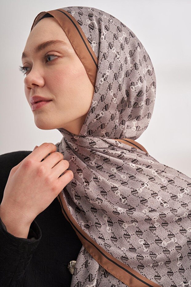 شال بنمط مونوغرام من فويل 3361 - بني حليبي - 1