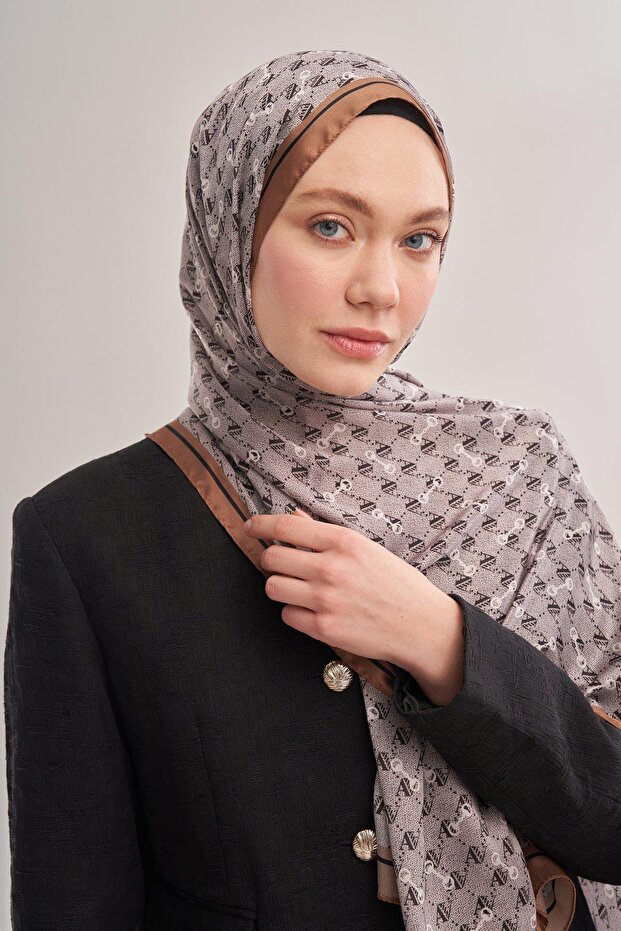 شال بنمط مونوغرام من فويل 3361 - بني حليبي - 6