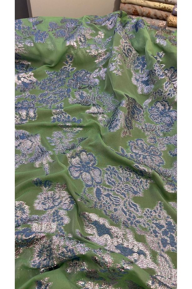 Bahar Çiçekleri Desenli Yarı Transparan Polyester Şifon Jakar Abiye Elbise Kumaşı - 1