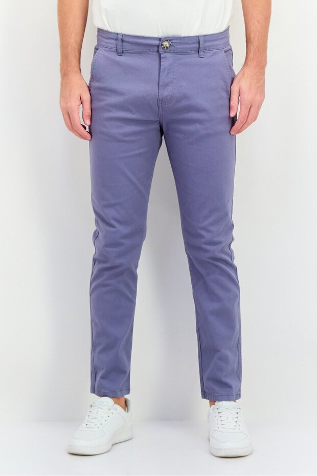 بنطال تشينو رجالي بقصّة Slim Fit، لون أزرق باهت