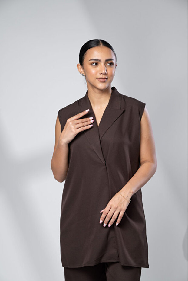 طقم رسمي مكون من قطعتين باللون البني - 3