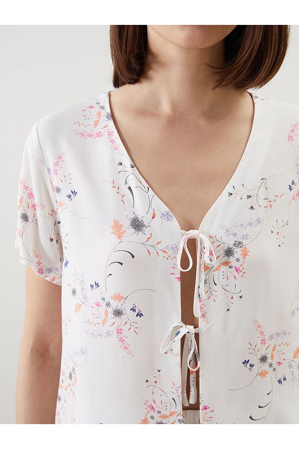 V Yaka Çiçekli Kadın Şortlu Pijama Takımı - 3