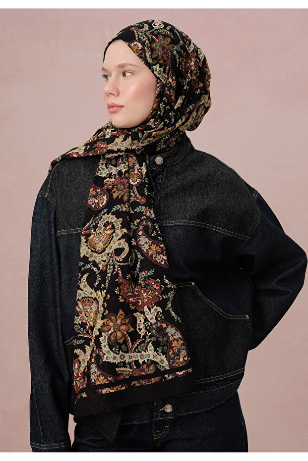 شال بنمط إنيا باللون الأسود - 3