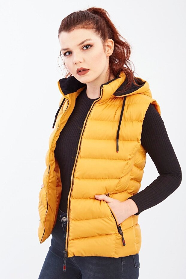 Жіночий надувний жилет з капюшоном гірчичного кольору з флісом всередині капюшона - 4