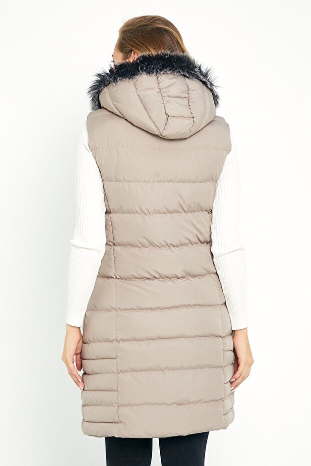 Lange Weste mit Kapuze und Fell in Stein für Damen - 6