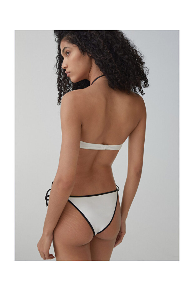 Kontrastujący top bikini - 6