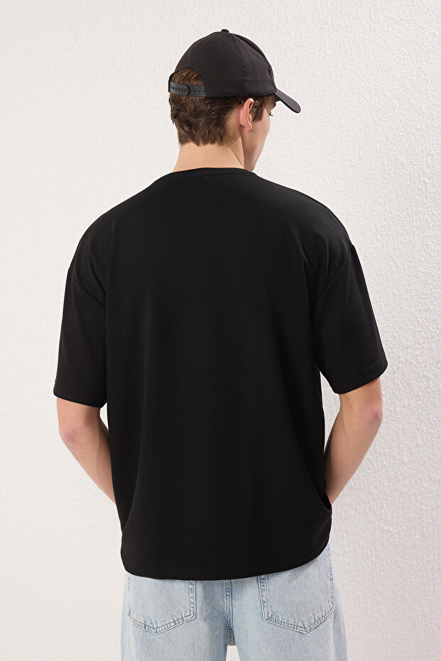 Siyah Oversize/Geniş Kesim Metal Etiket Detaylı İnterlok T-Shirt - 2