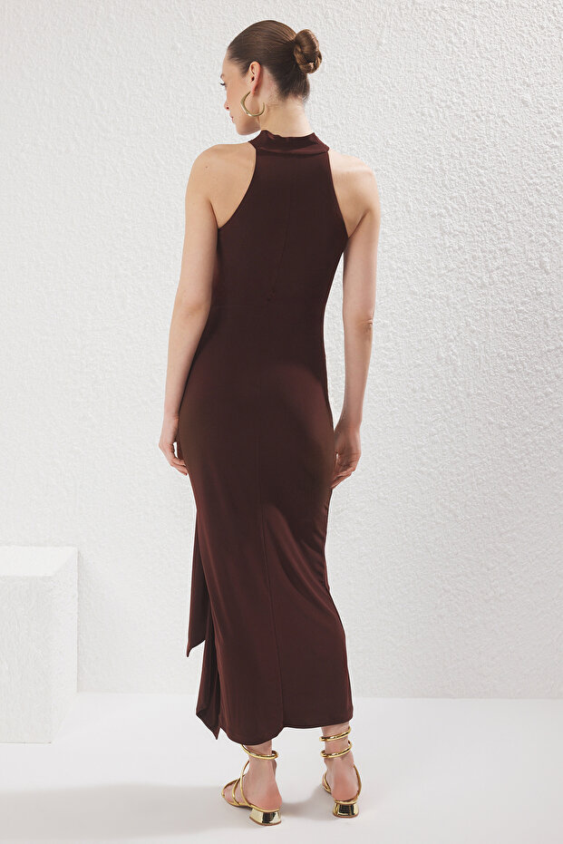 Kahverengi Kuşak Detaylı Halter Yaka Bodycone/Vücuda Oturan Esnek Maxi Örme Elbise TWOSS25EL00689 - 4