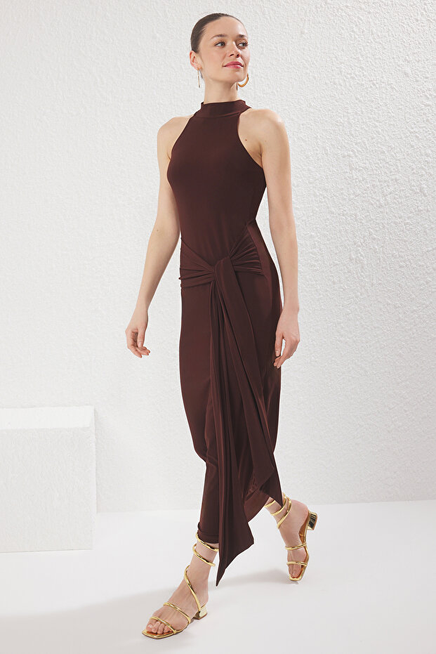 Kahverengi Kuşak Detaylı Halter Yaka Bodycone/Vücuda Oturan Esnek Maxi Örme Elbise TWOSS25EL00689 - 2