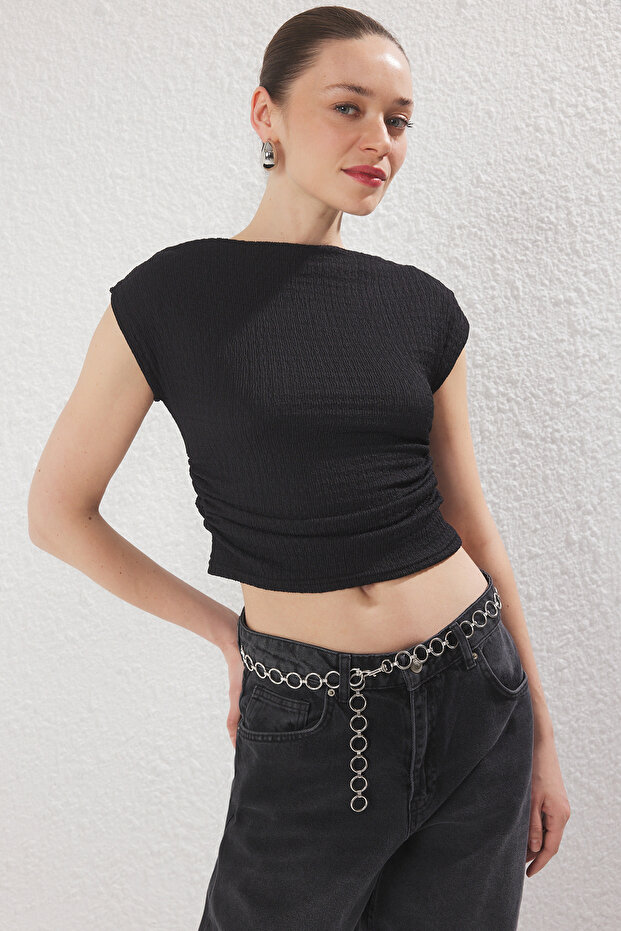 Siyah Dokulu Kayık Yaka Büzgülü Kolsuz Esnek Örme Bluz TWOSS25BZ00485 - 1