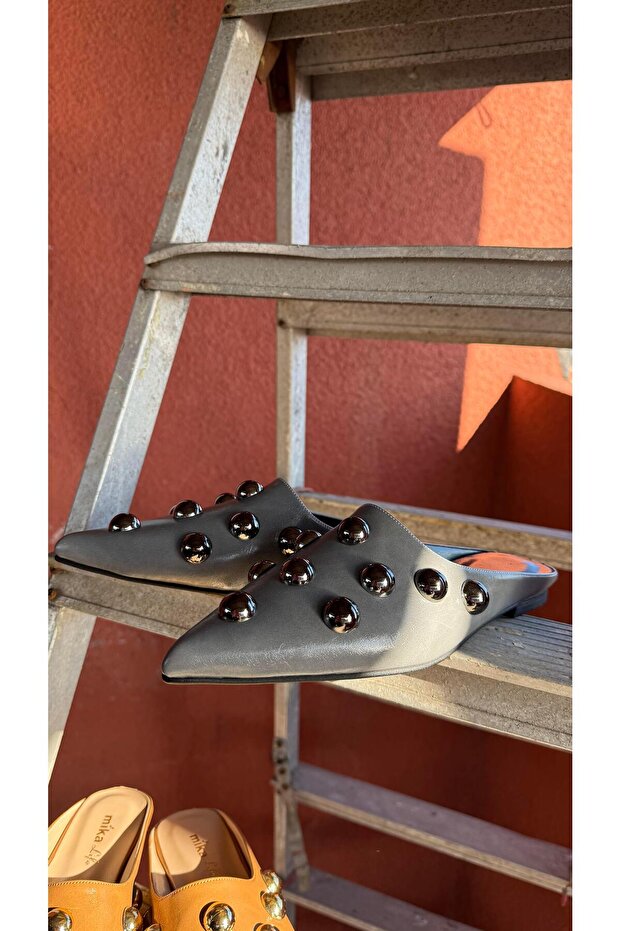 Pointed Toe Platinum Buckle Slippers Gray