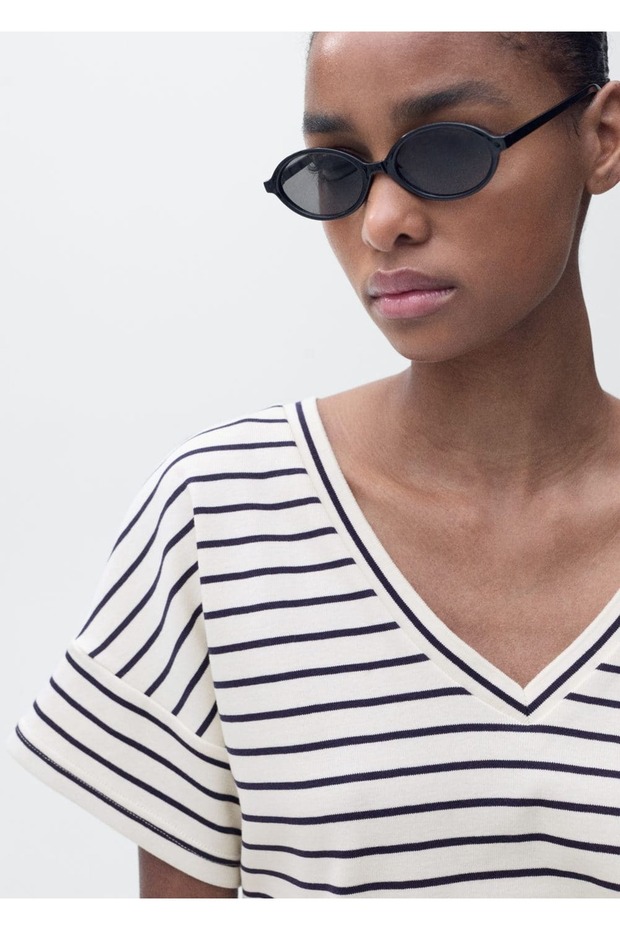 Μπλουζάκι με ριγέ V λαιμόκοψη - 7