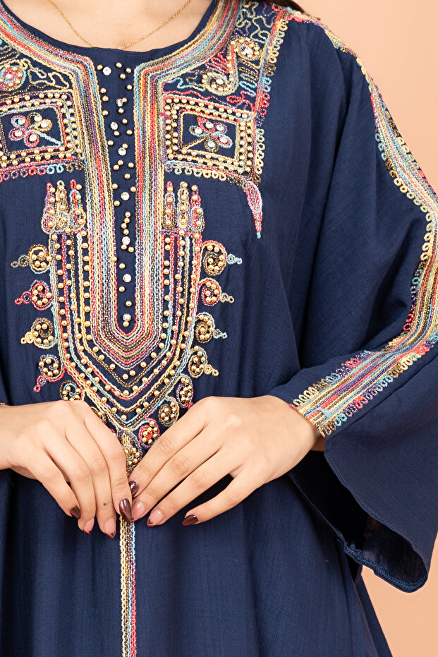 جلابية سادة بمقاسات حرة مع تطريز معقد - 2