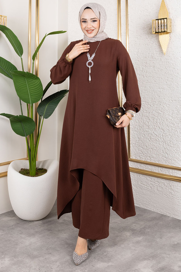 بدلة غير متناظرة مع قلادة - 1