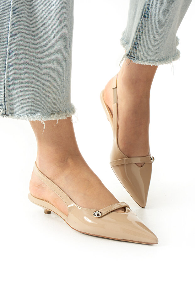 Şık Bej Rugan Sivri Burunlu Slingback Düşük Topuklu Kadın Ayakkabı - 1