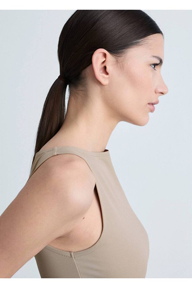 Kayık yakalı askılı bluz - 5