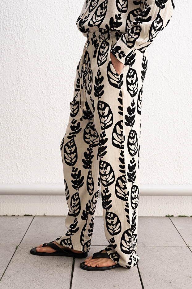 بنطلون بيج مع طباعة زهور - 4