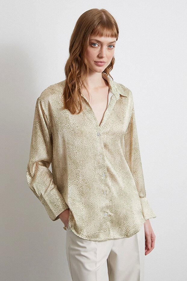 قميص ساتان بنمط V-Neck باللون الأخضر