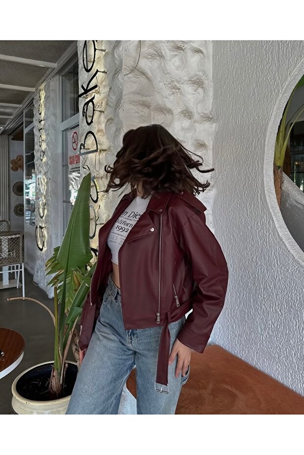 سترة جلدية قصيرة كبيرة الحجم بحزام