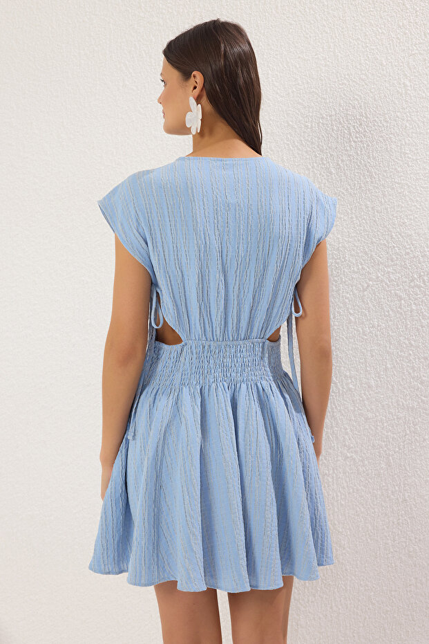 Mavi Dokuma Cut Out Detaylı Plaj Mini Elbise TBESS24EL00075 - 4