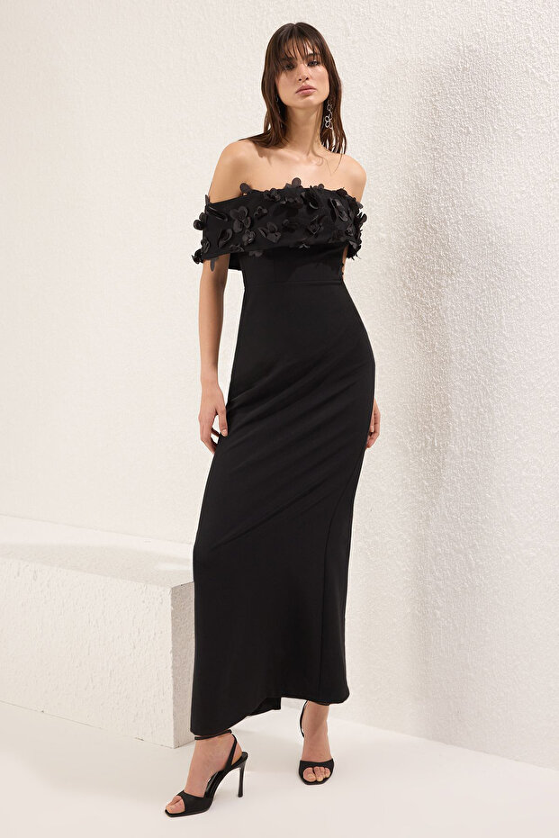 Czarna sukienka wieczorowa z kołnierzykiem Carmen i kwiatowym detalem, sukienka na studniówkę TPRSS25AE00107 - 2