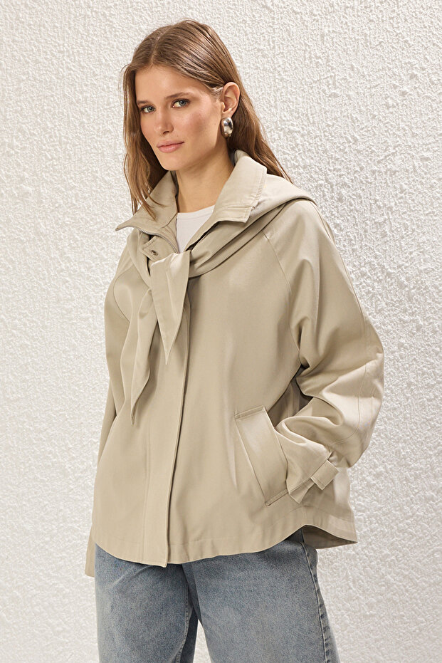 Bej Oversize Bağlama Detaylı Kapüşonlu İnce Ceket Mont TWOSS25MO00036 - 1