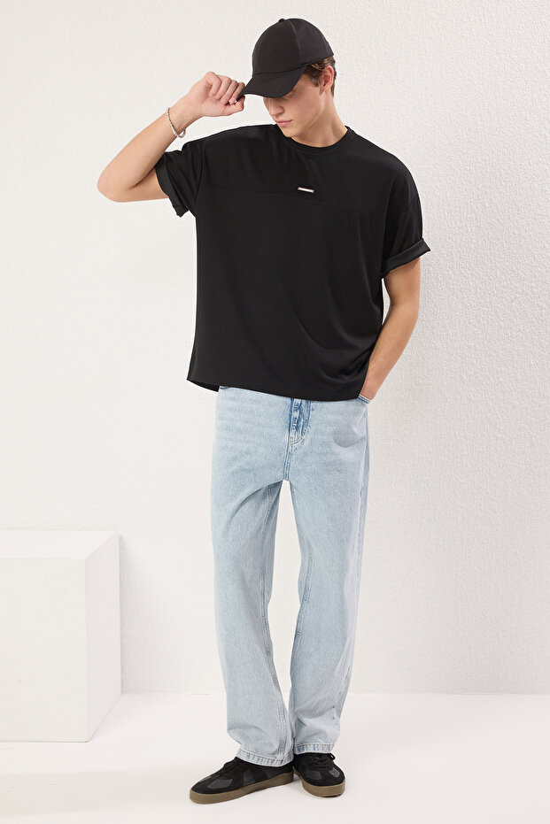 Siyah Oversize/Geniş Kesim Metal Etiket Detaylı İnterlok T-Shirt - 3