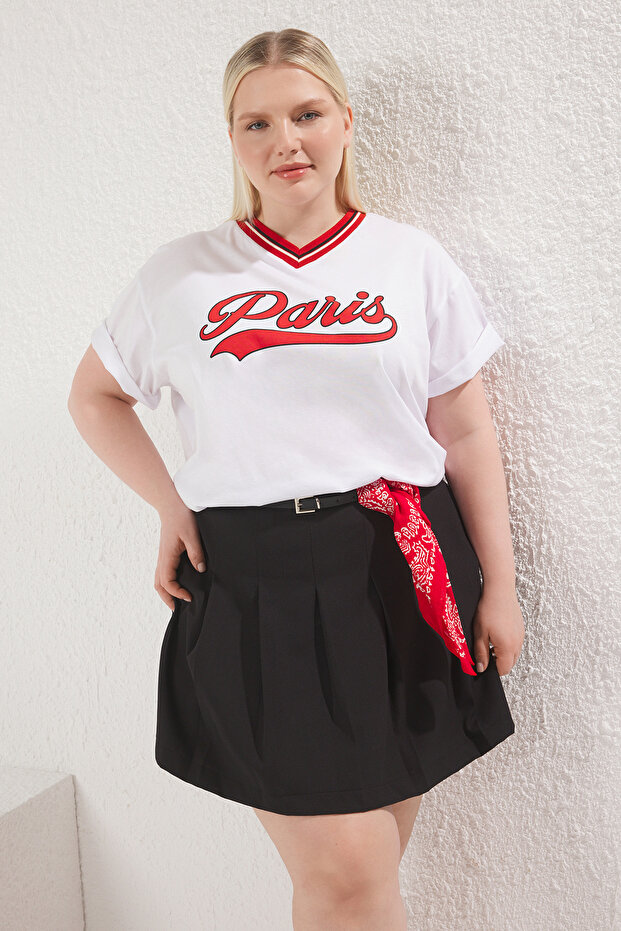 Czerwona koszulka z dekoltem w serek, dzianinowa, z nadrukiem, w dużym rozmiarze TBBSS25BF00044 - 2