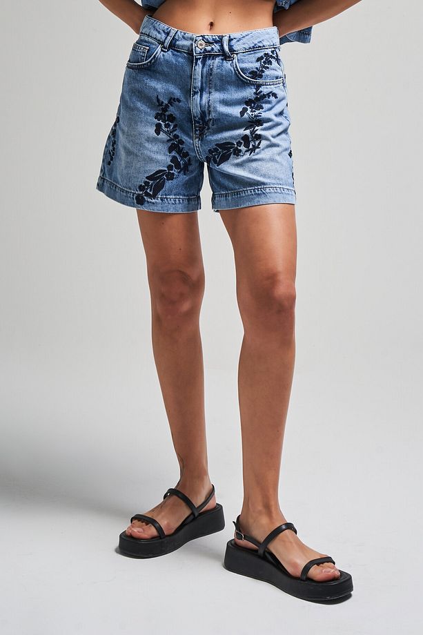 Kadın Kot Rengi 4S5-27 Mavi Çiçek Nakışlı Mom Fit %100 Koton Denim Şort - 1